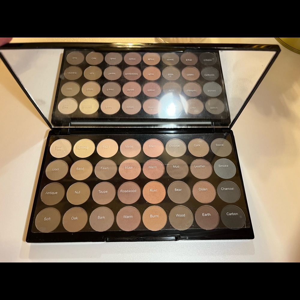 Makeup Revolution- Flawless Matte Ultra Eyeshadows Palette 🔥